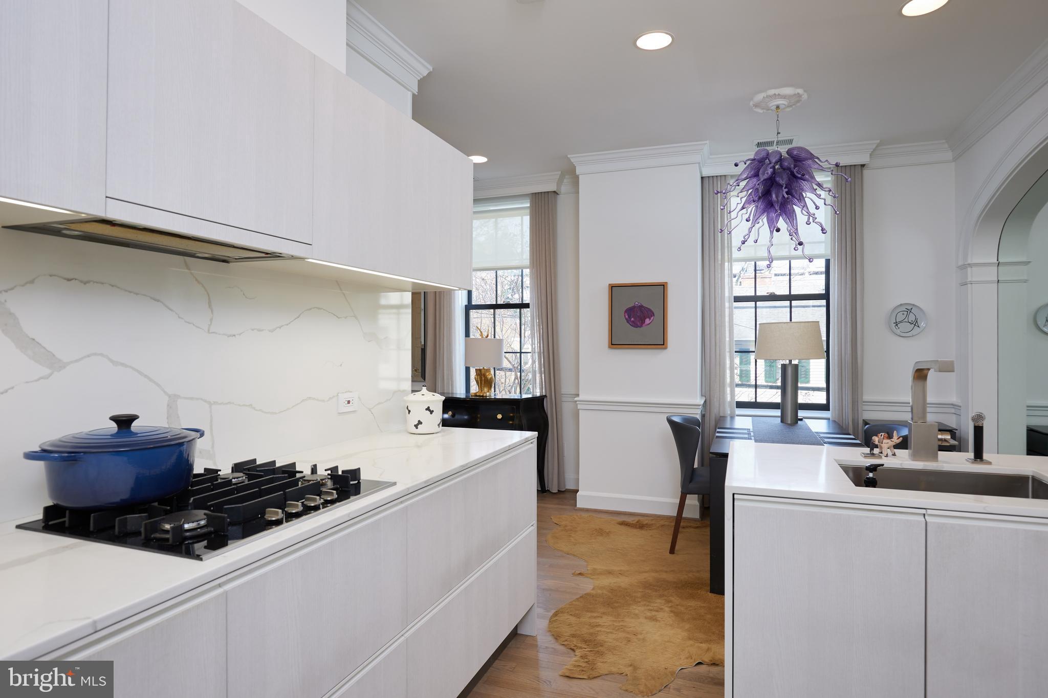 200 FAIRFAX STREET S 6