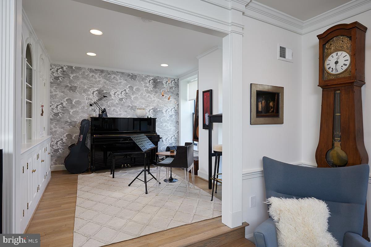 200 FAIRFAX STREET S 6