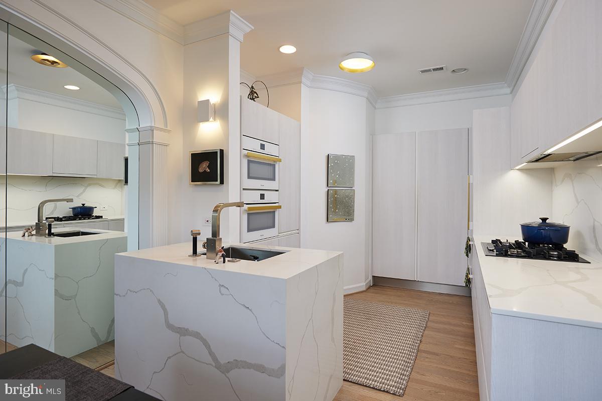 200 FAIRFAX STREET S 6
