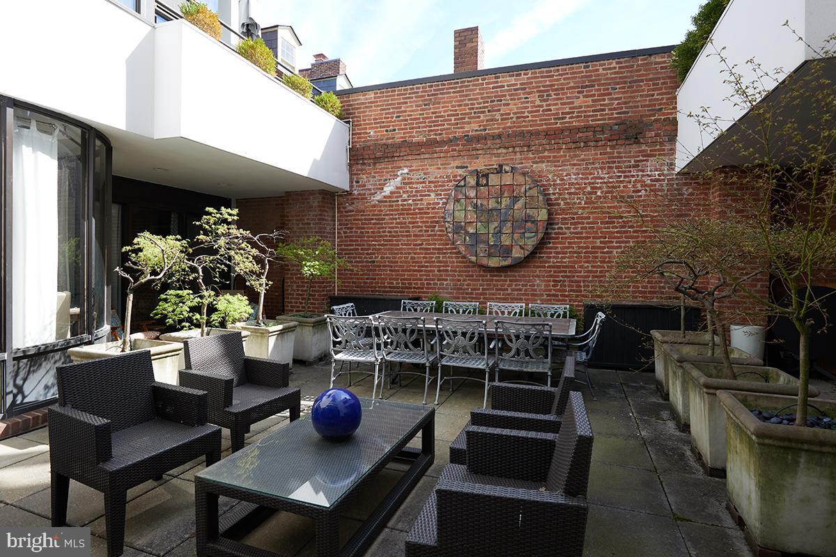 200 FAIRFAX STREET S 6