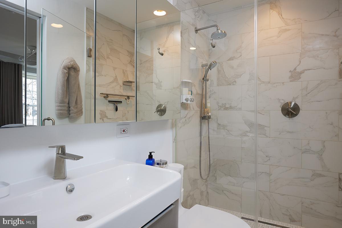 200 FAIRFAX STREET S 6