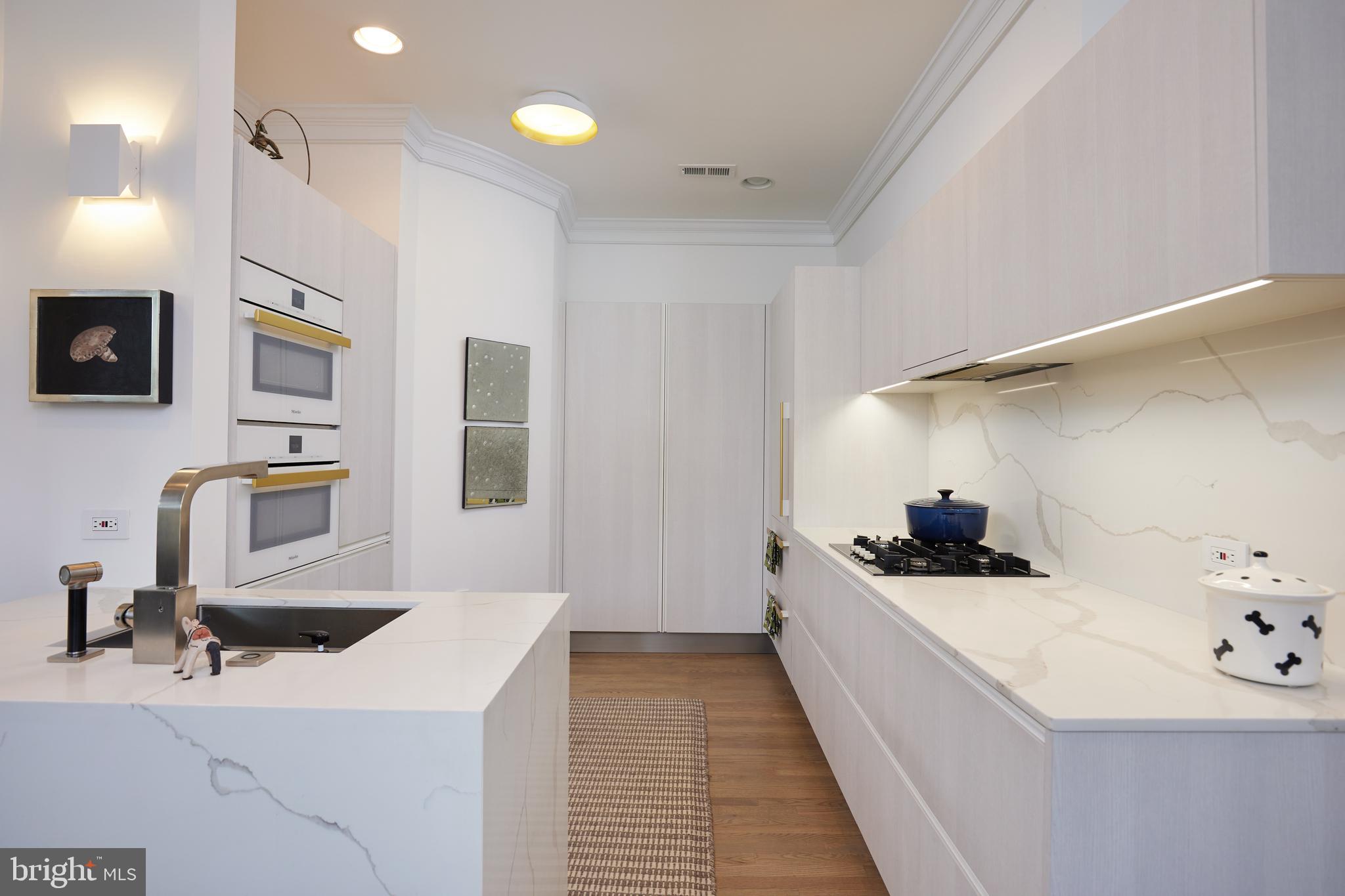 200 FAIRFAX STREET S 6