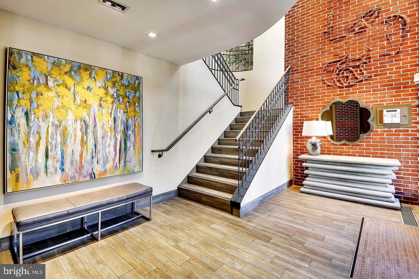 200 FAIRFAX STREET S 6