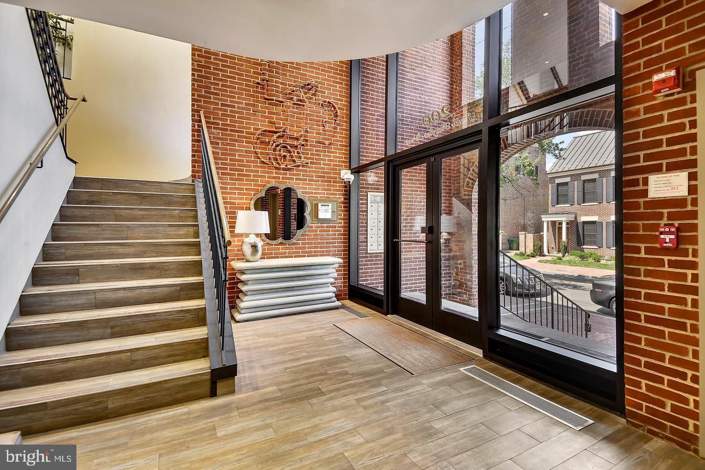 200 FAIRFAX STREET S 6