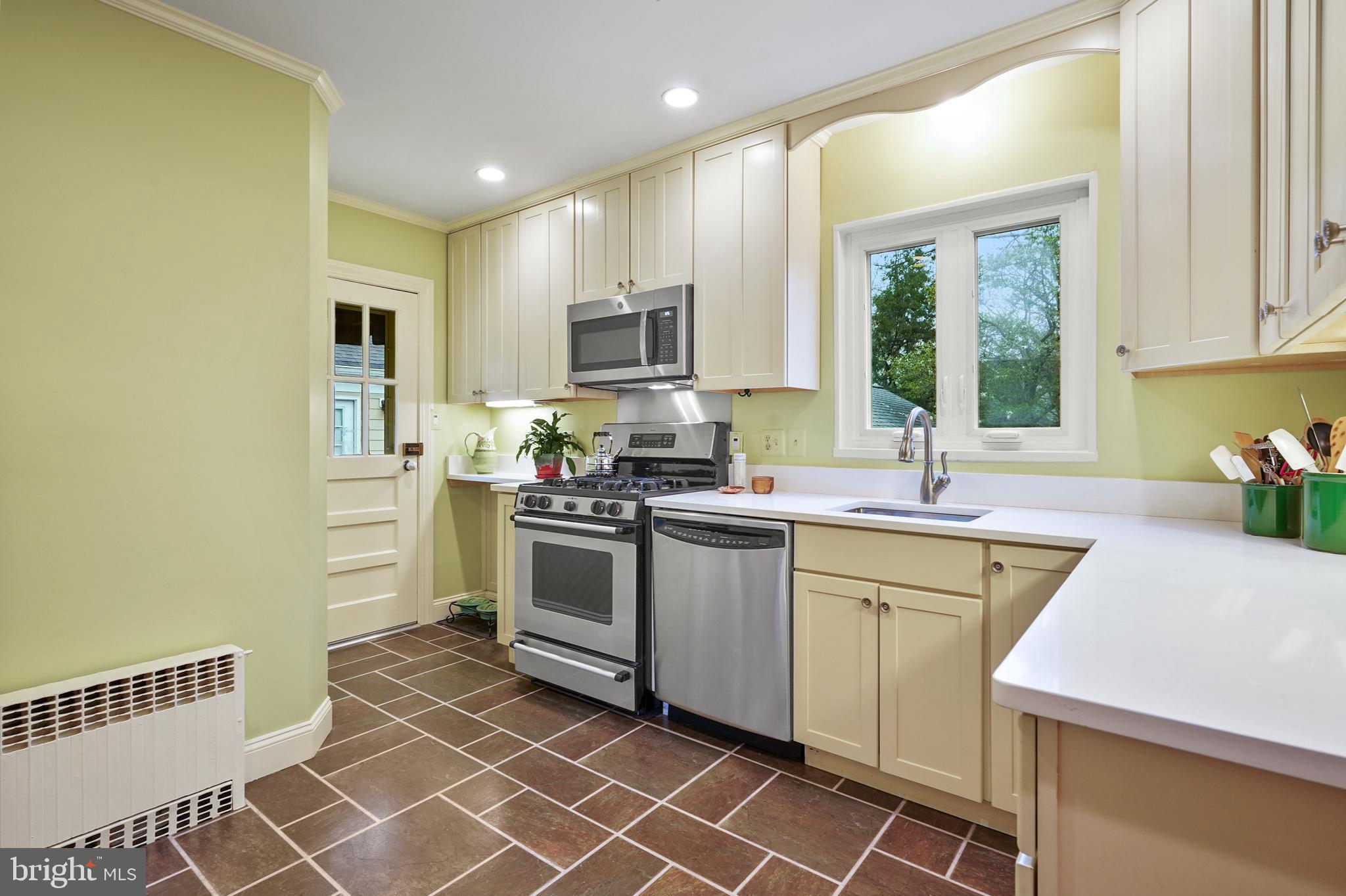 904 W BRADDOCK ROAD