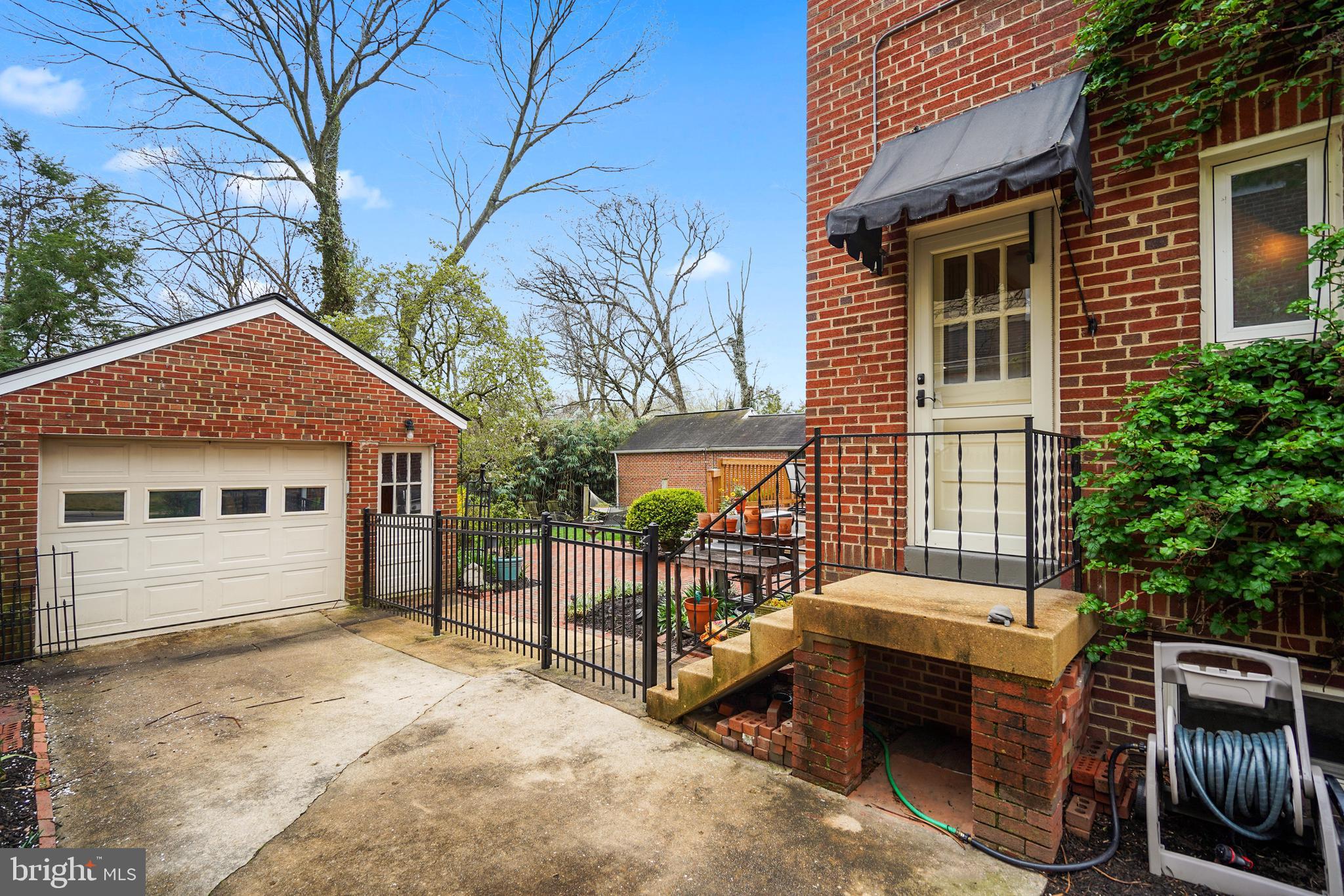 904 W BRADDOCK ROAD
