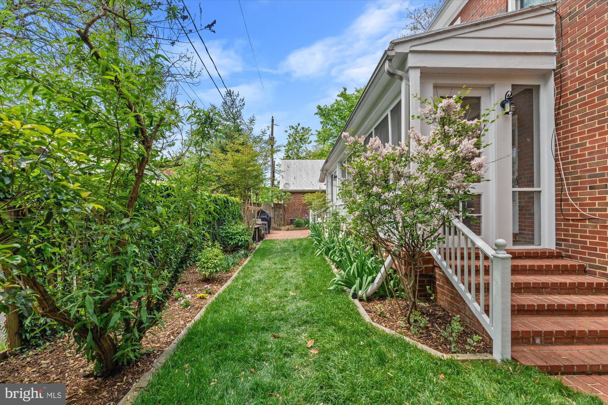 416 N PEYTON STREET