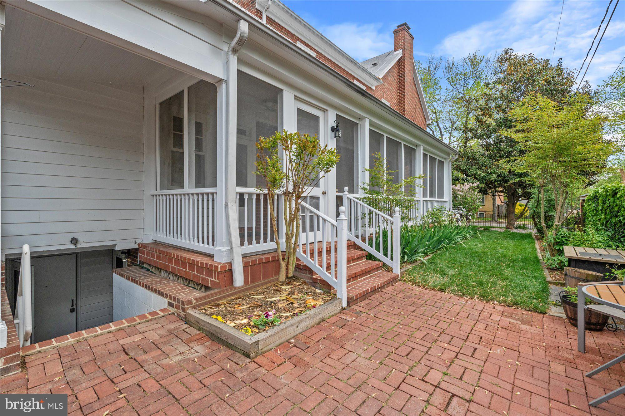 416 N PEYTON STREET