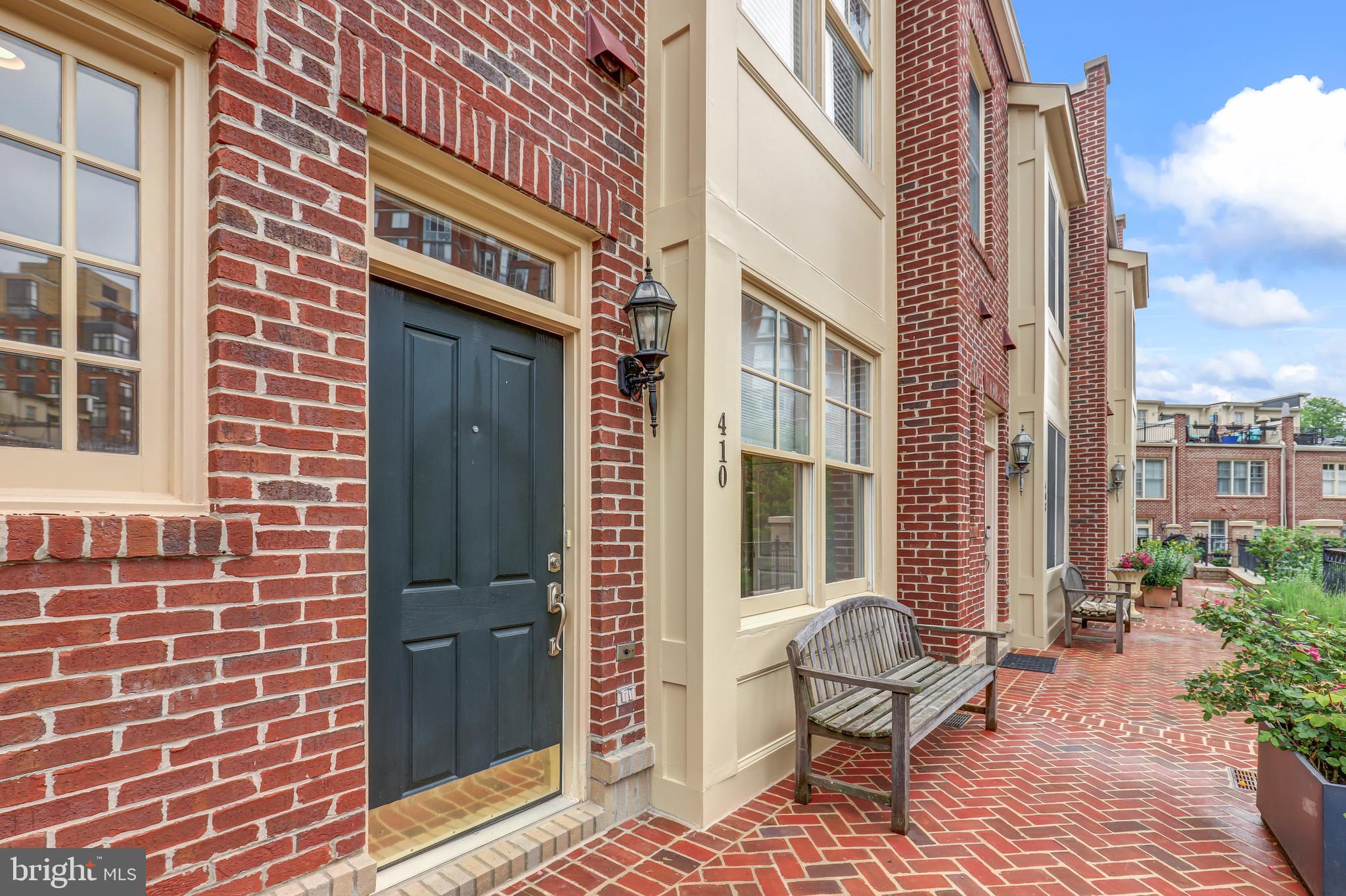 410 JOHN CARLYLE STREET