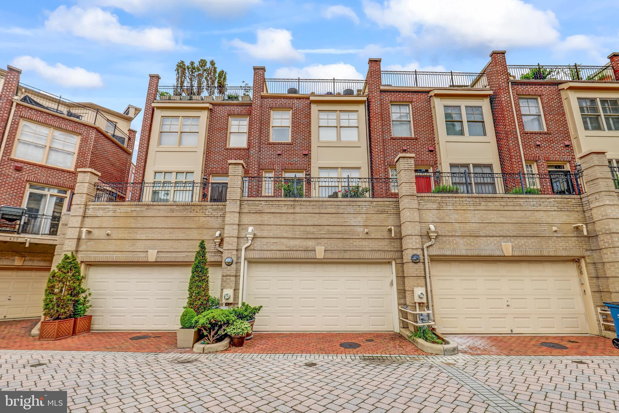 410 JOHN CARLYLE STREET