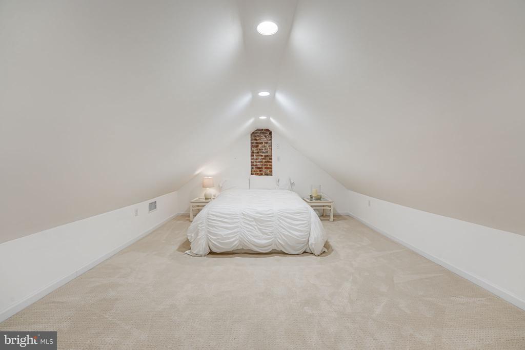 1109 CROSS DRIVE