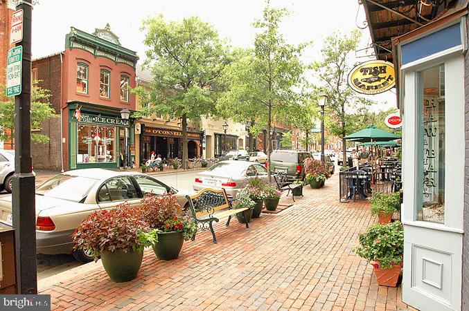 3819 WHITE POST COURT