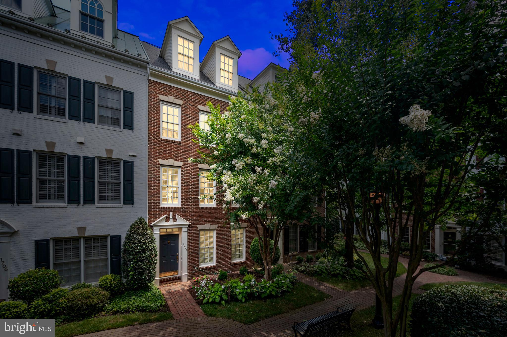 1208 ROUNDHOUSE LANE