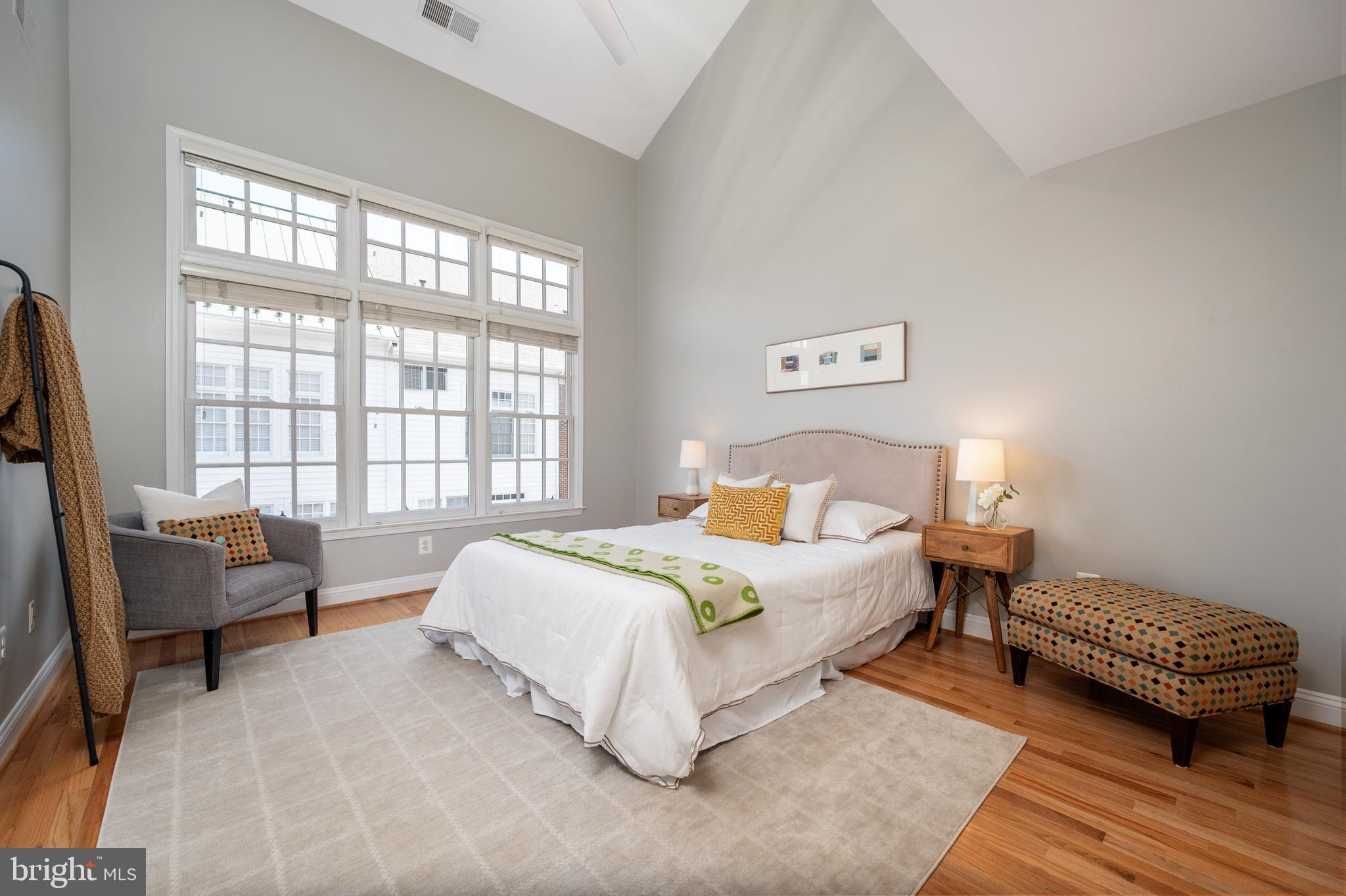 1208 ROUNDHOUSE LANE