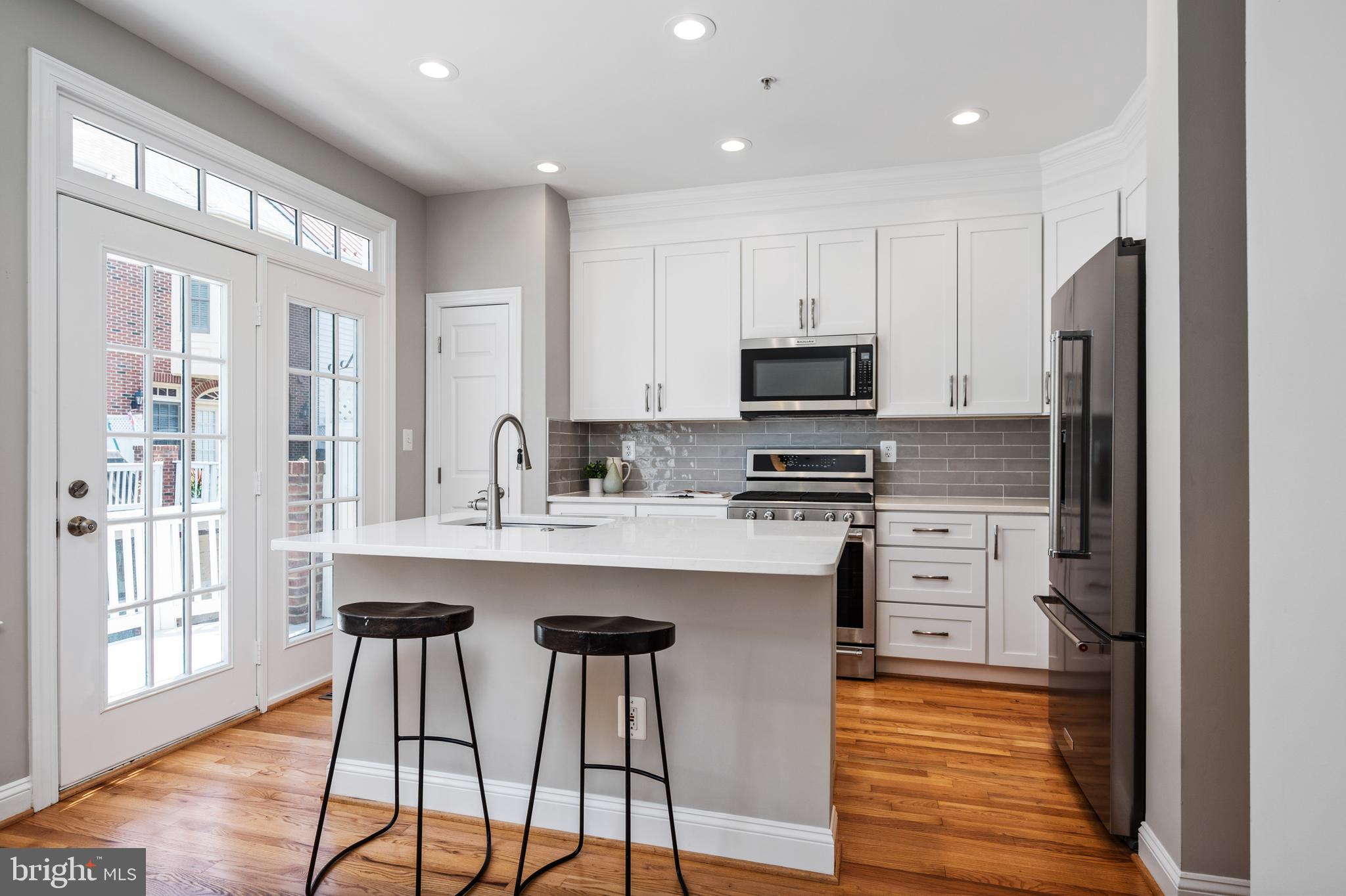 1208 ROUNDHOUSE LANE