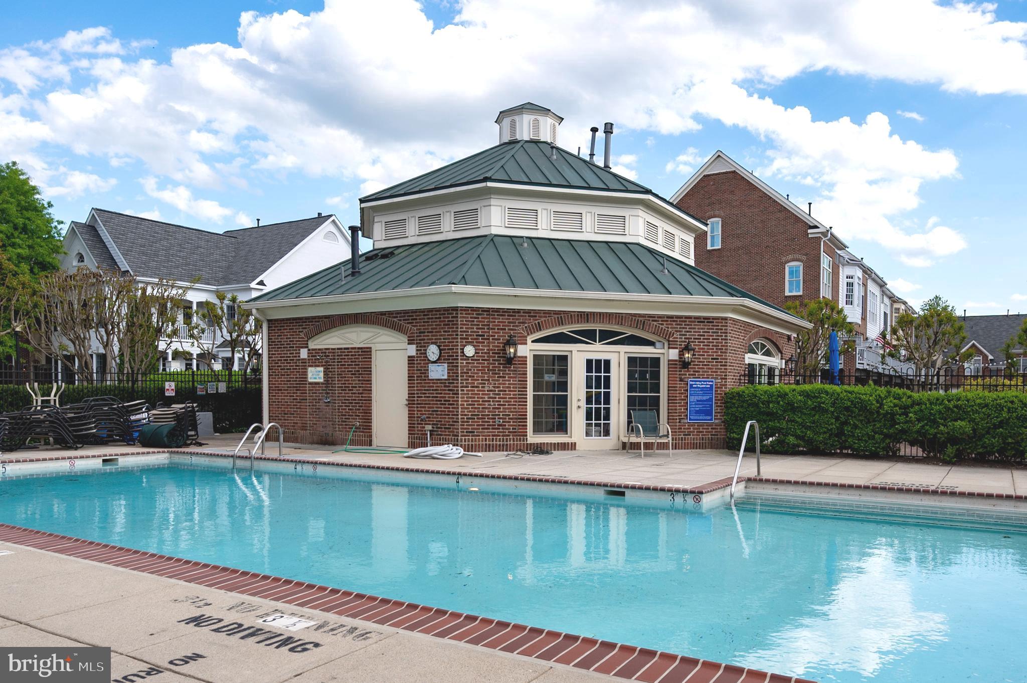1208 ROUNDHOUSE LANE