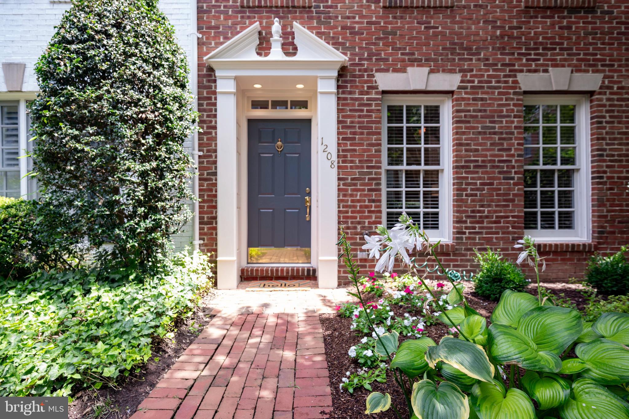 1208 ROUNDHOUSE LANE
