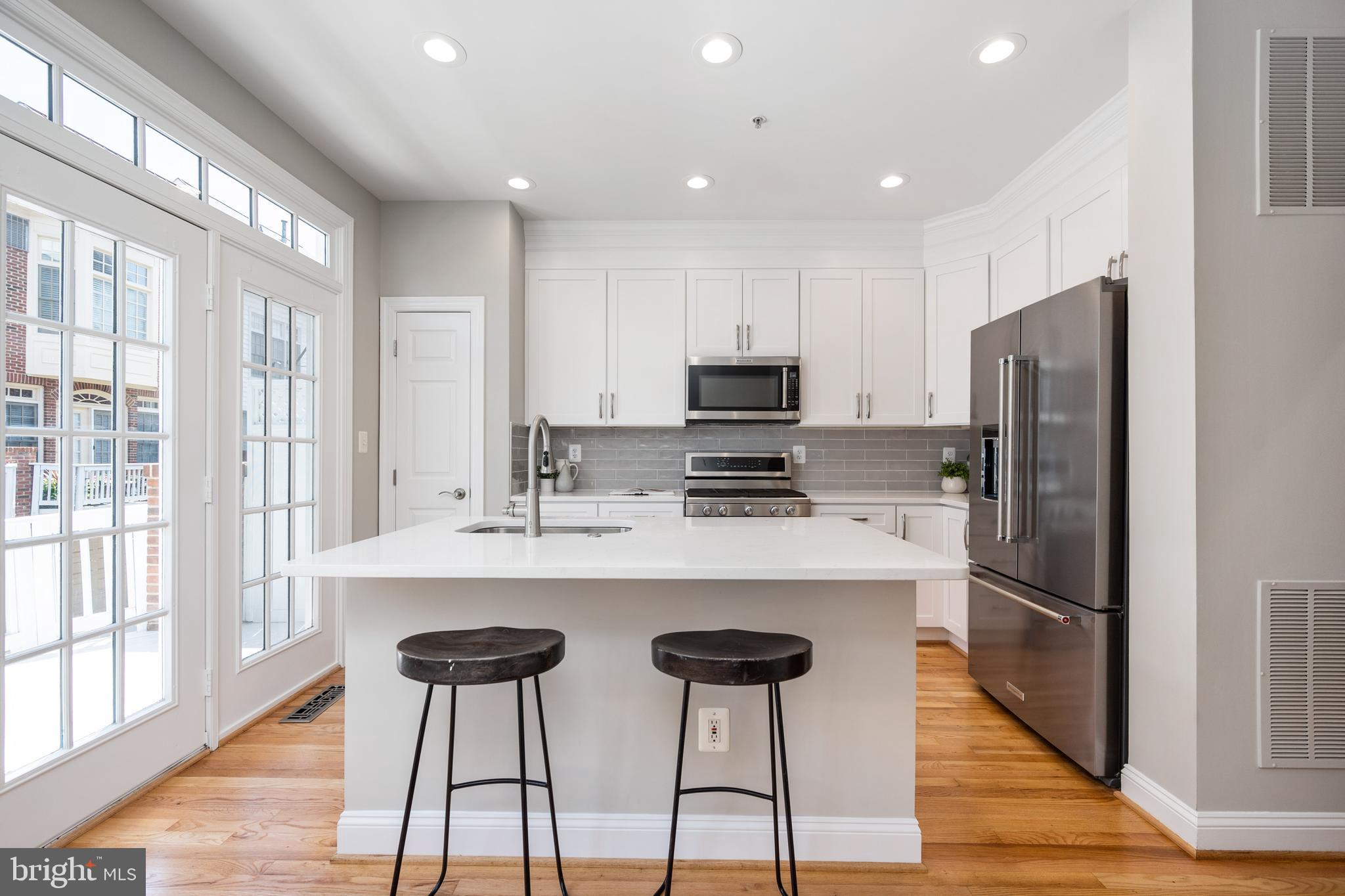 1208 ROUNDHOUSE LANE
