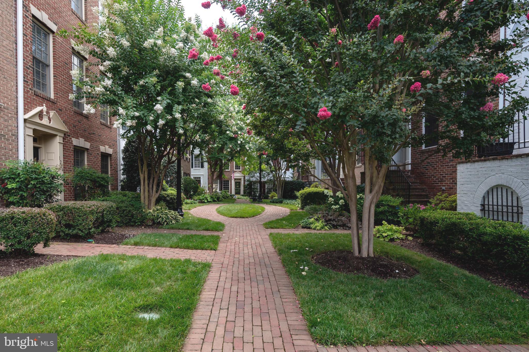 1208 ROUNDHOUSE LANE