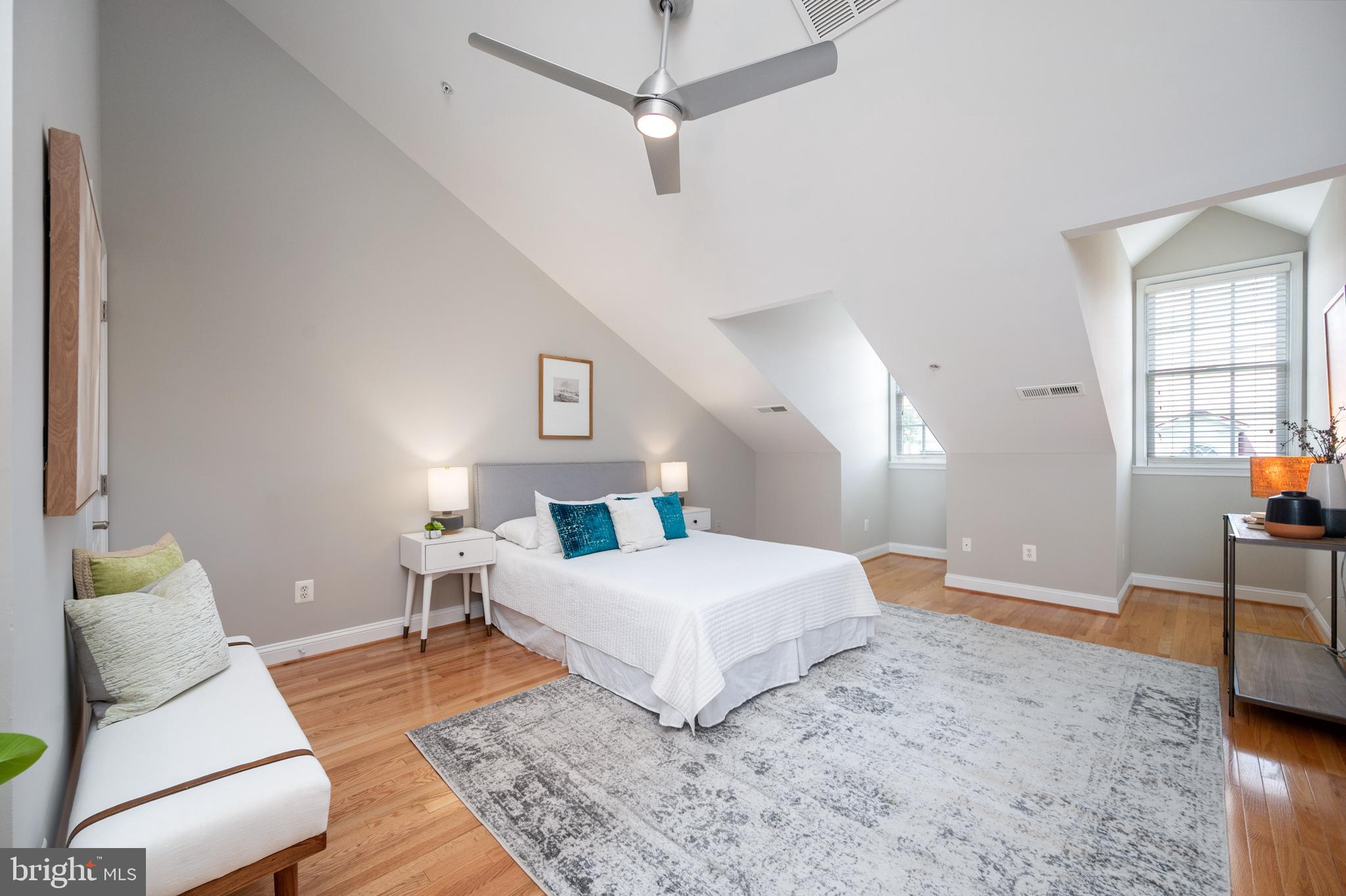 1208 ROUNDHOUSE LANE