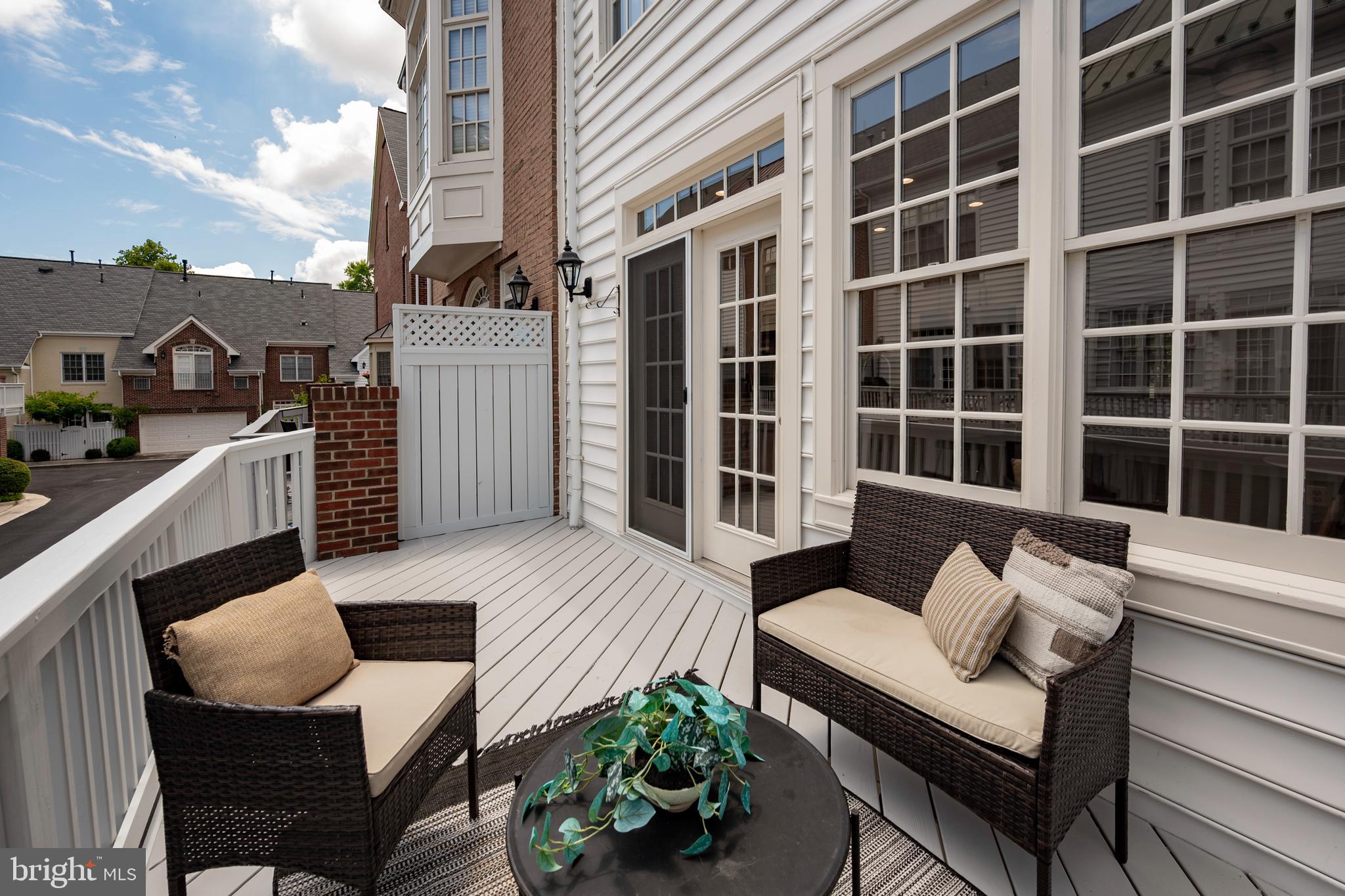 1208 ROUNDHOUSE LANE