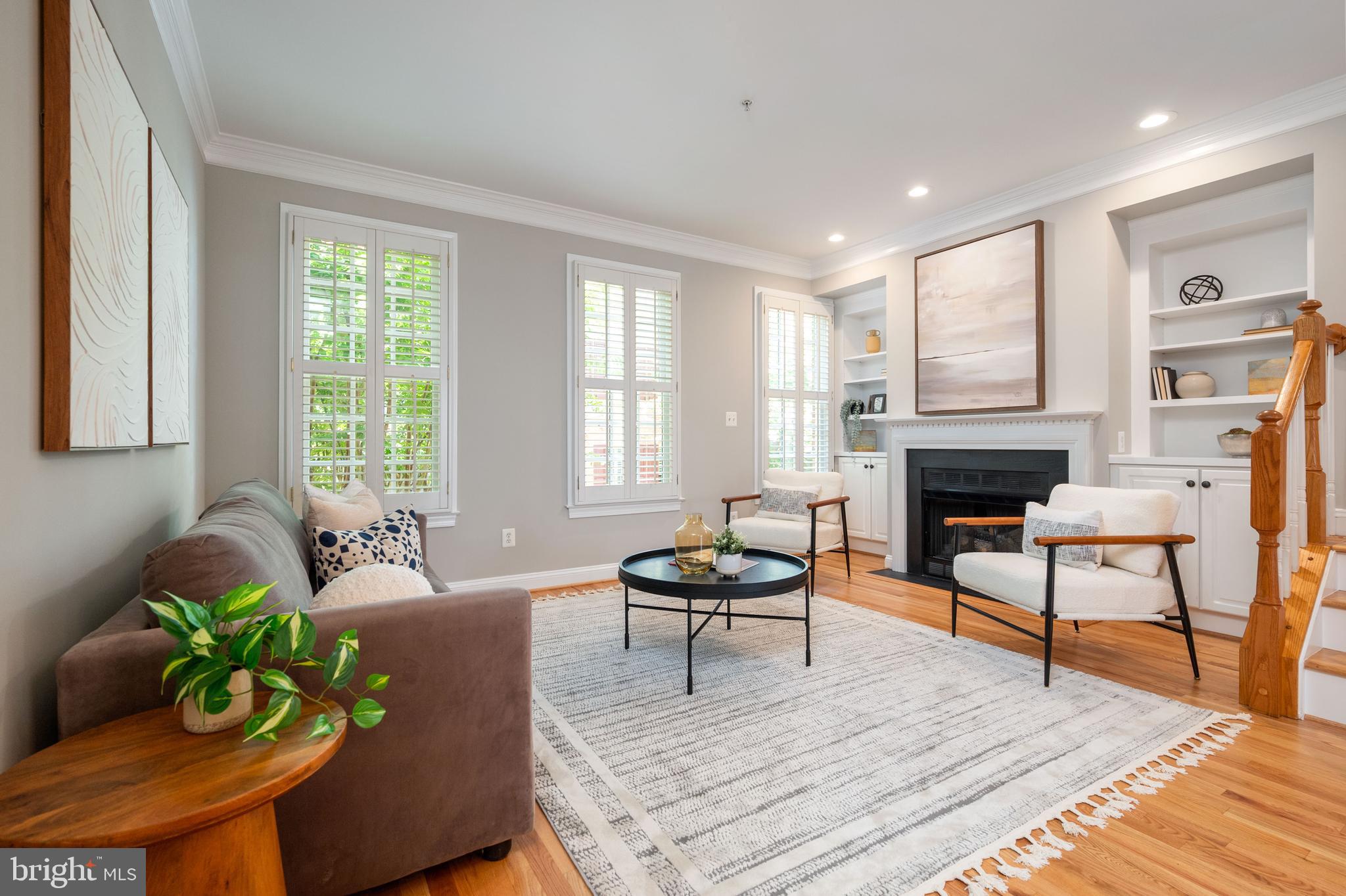 1208 ROUNDHOUSE LANE