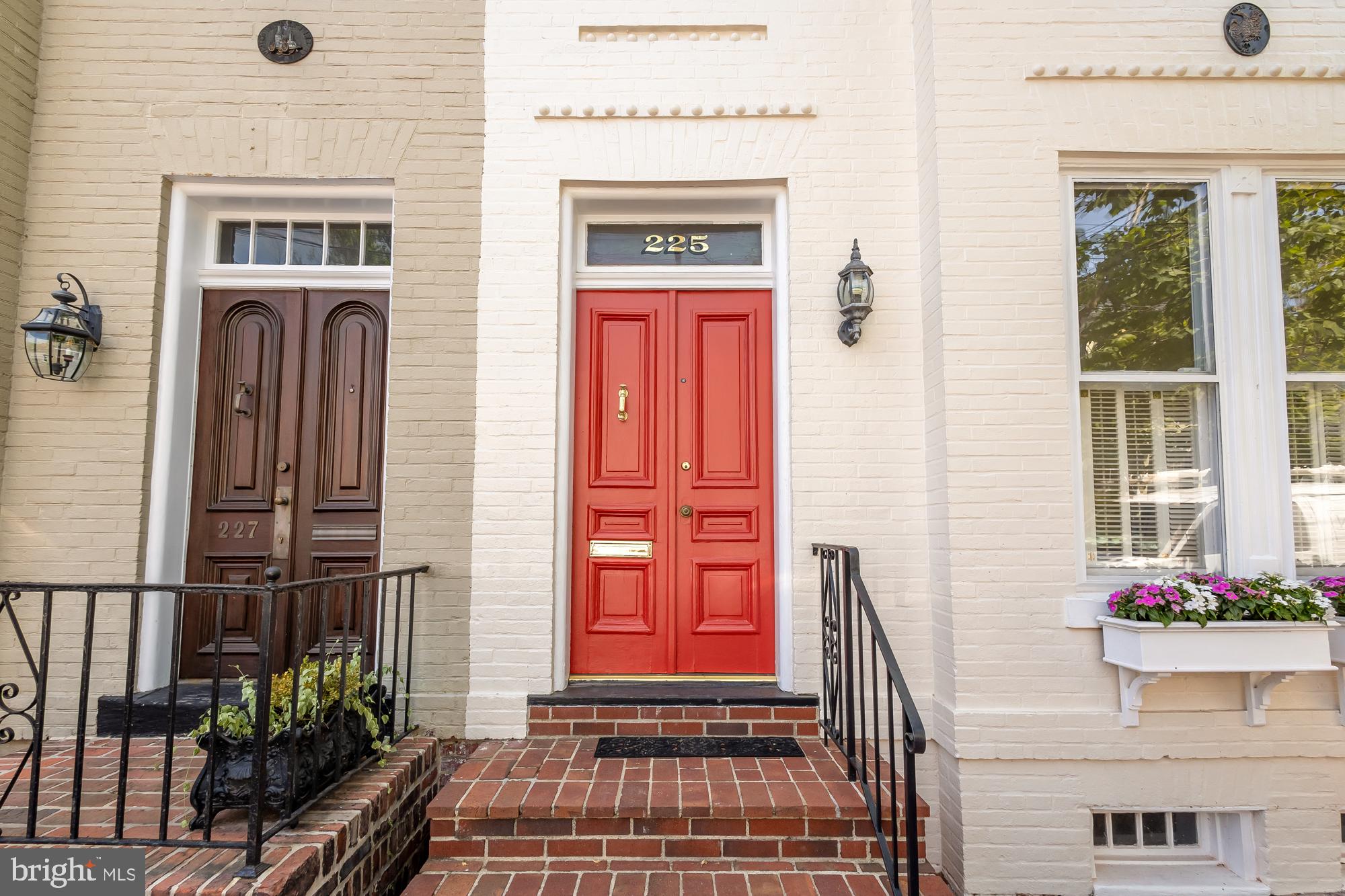 225 ROYAL STREET N