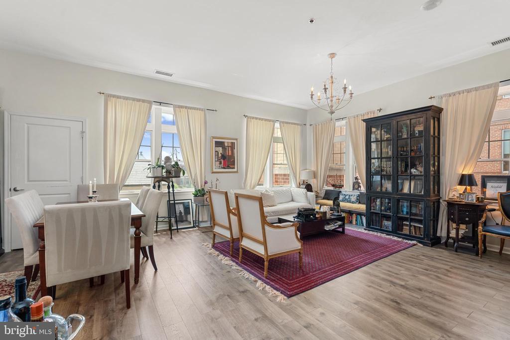 309 HOLLAND LANE 310