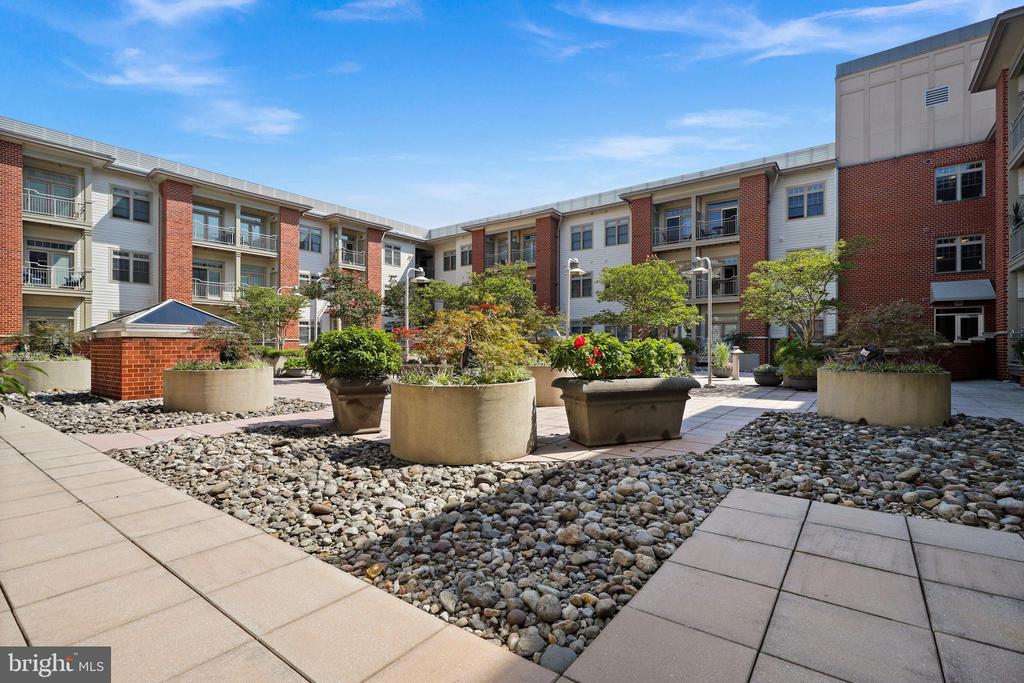 309 HOLLAND LANE 310