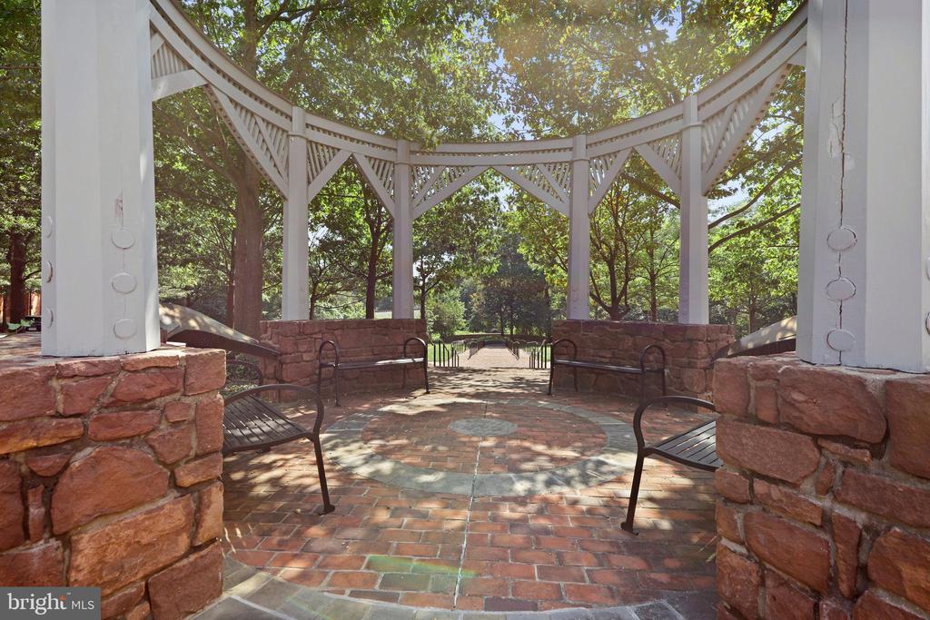 309 HOLLAND LANE 310