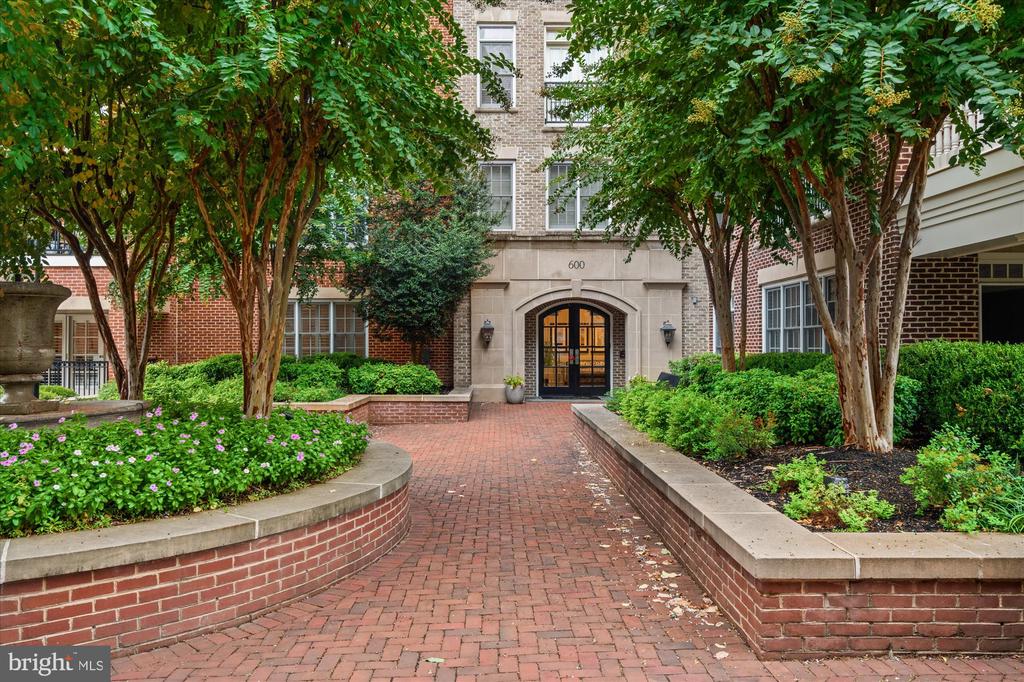600 SECOND STREET 304
