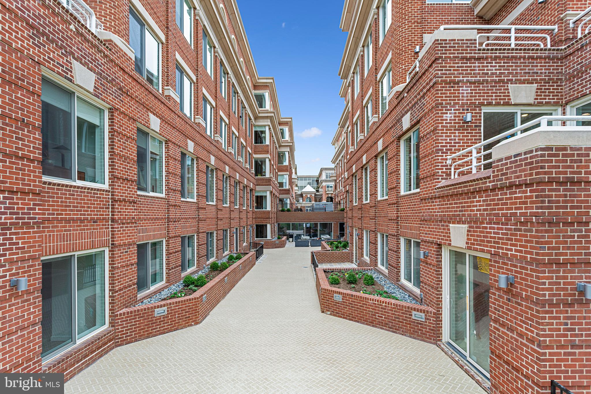 625 SLATER'S LANE 302W