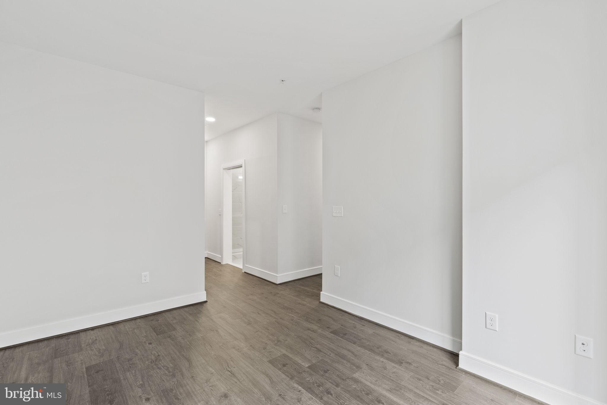 625 SLATER'S LANE 302W