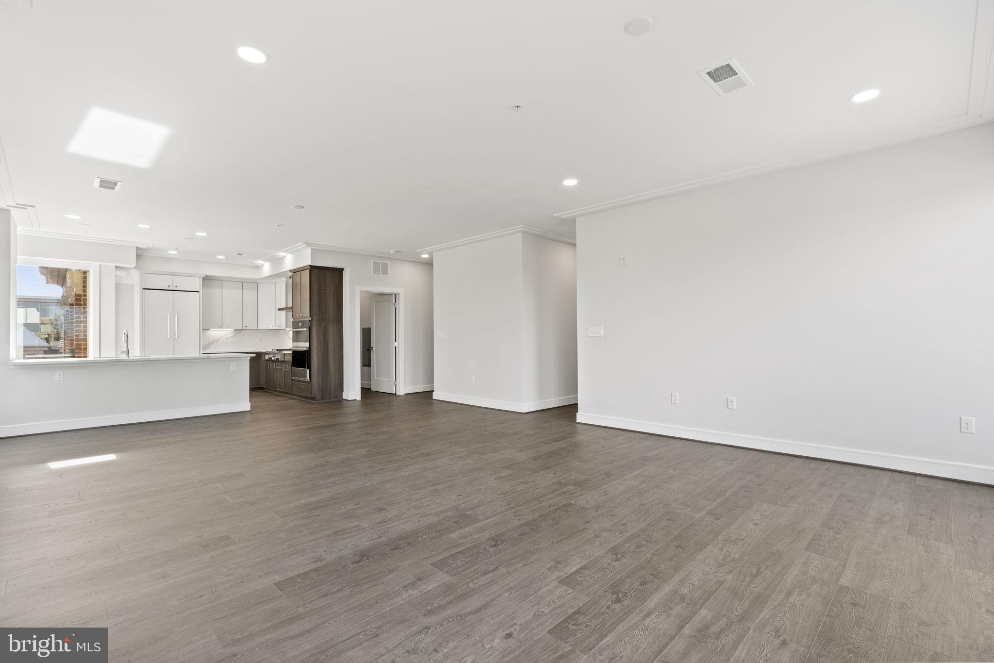 625 SLATER'S LANE 302W