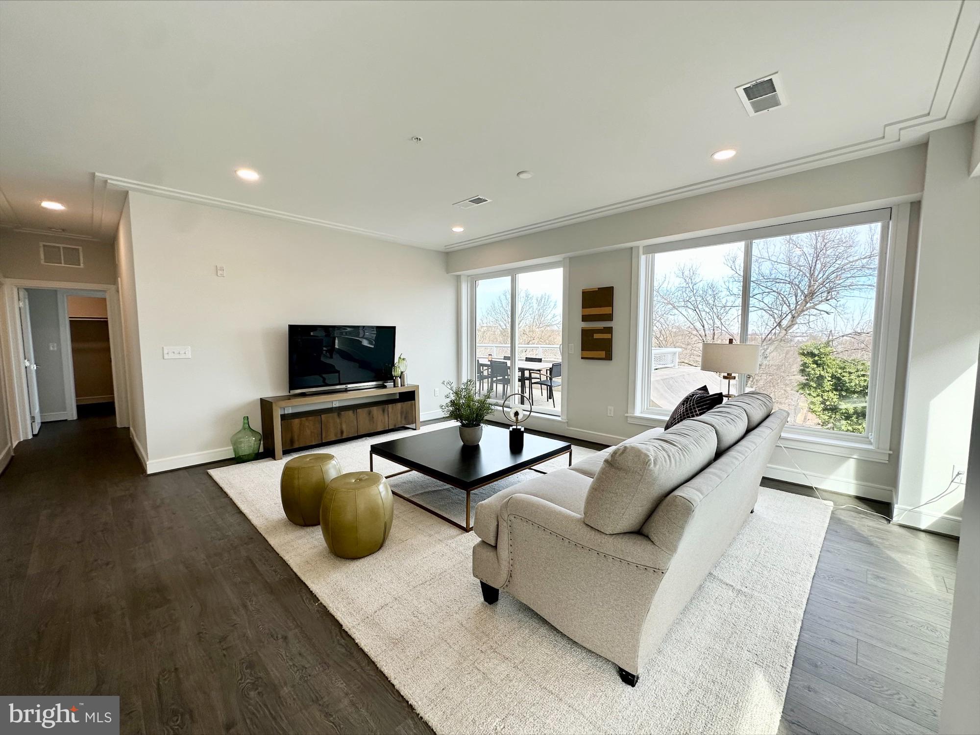 625 SLATER'S LANE 302W