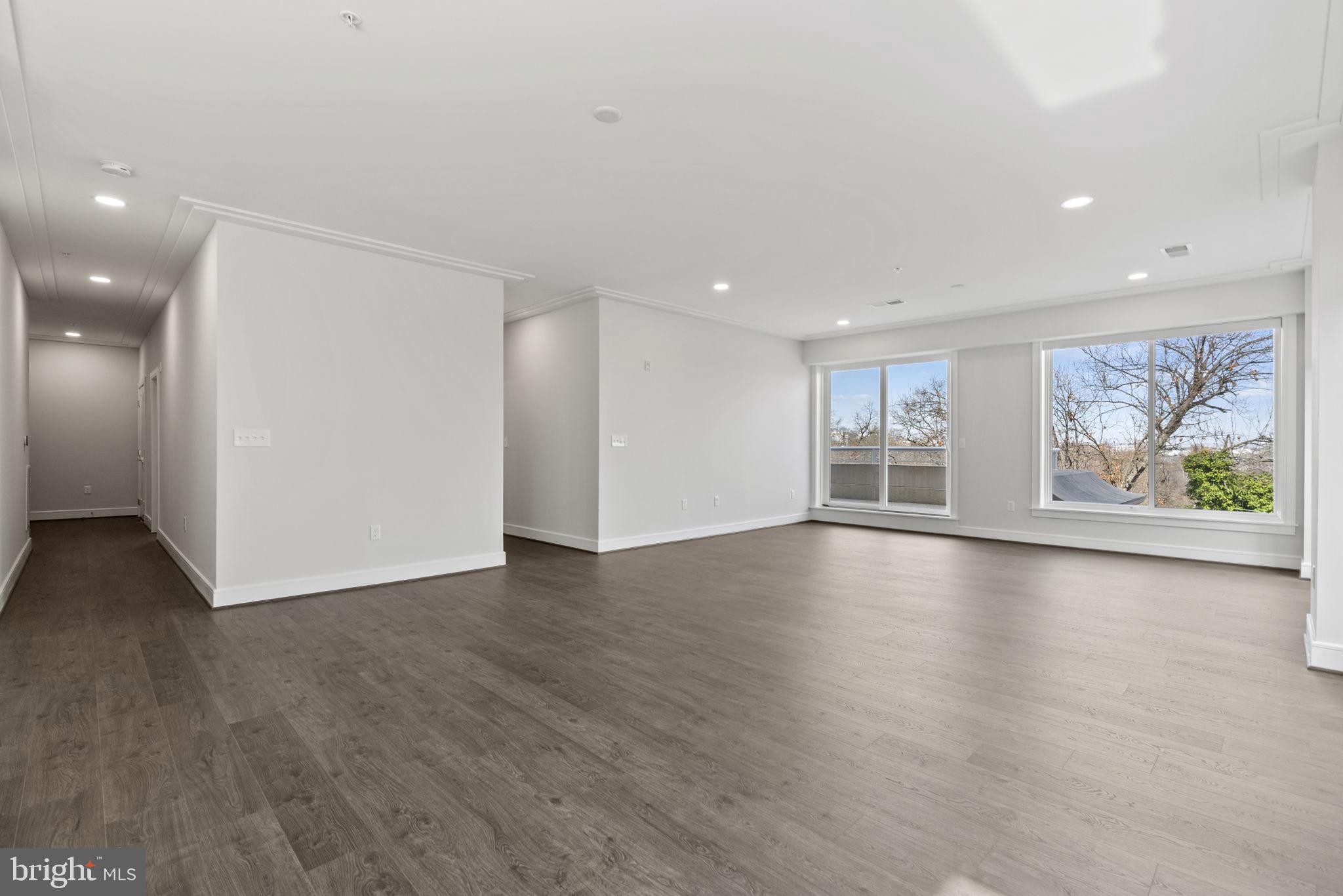 625 SLATER'S LANE 302W