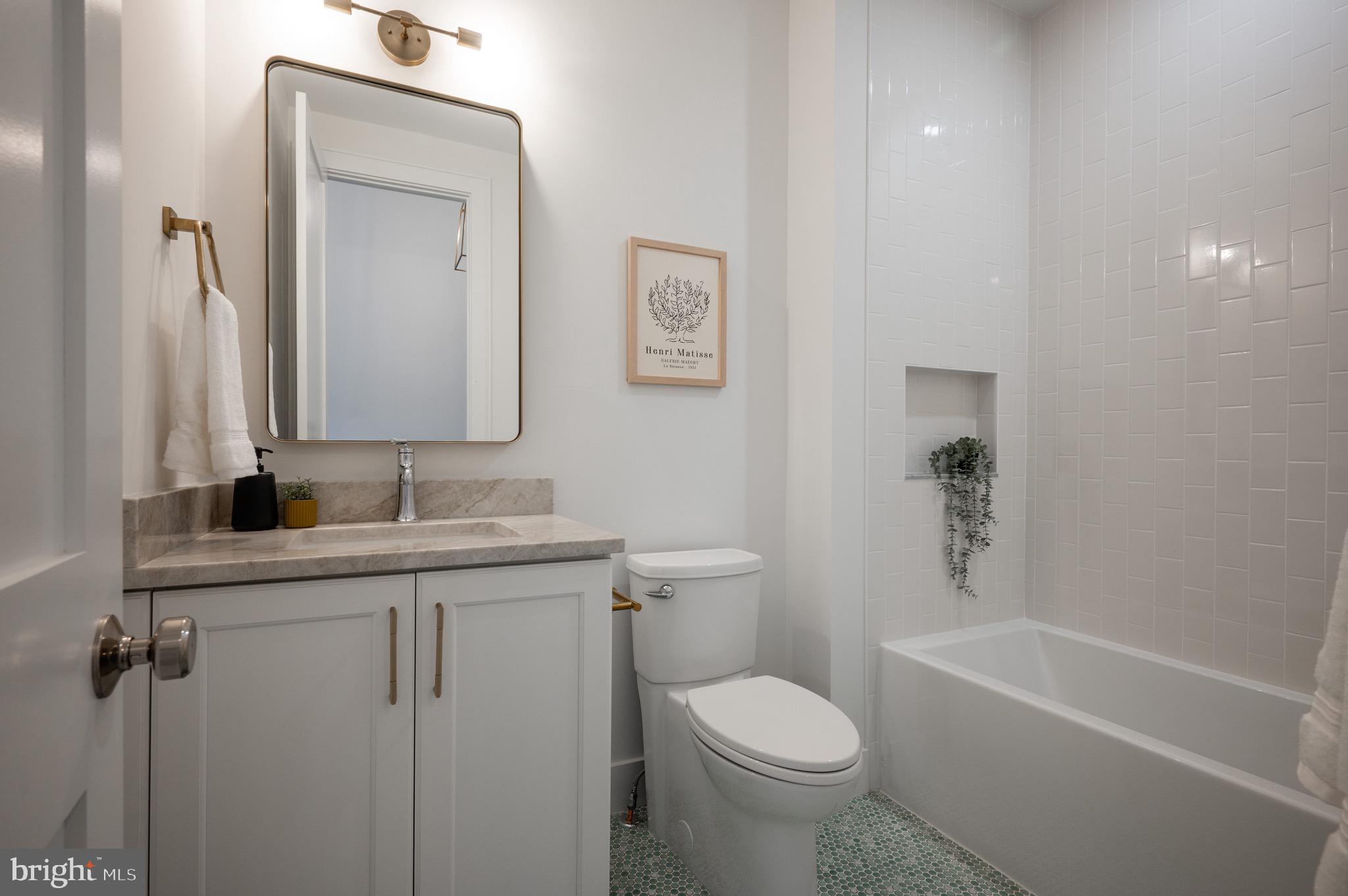 110 E RAYMOND AVENUE