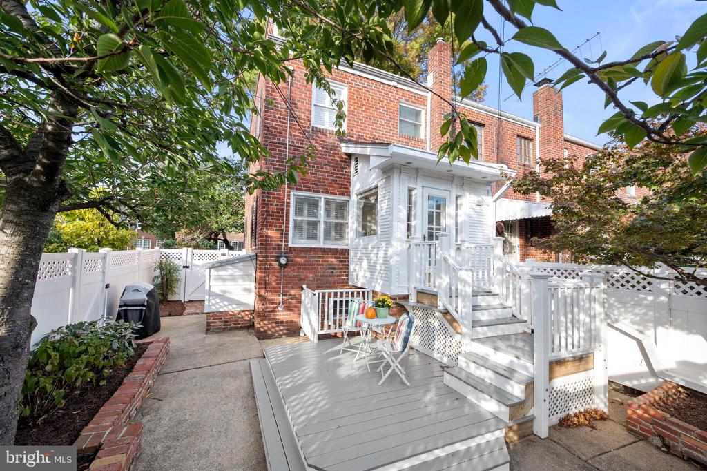 1210 WILKES STREET