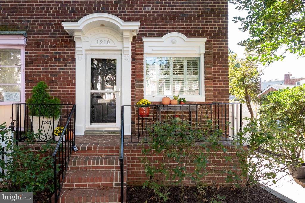 1210 WILKES STREET