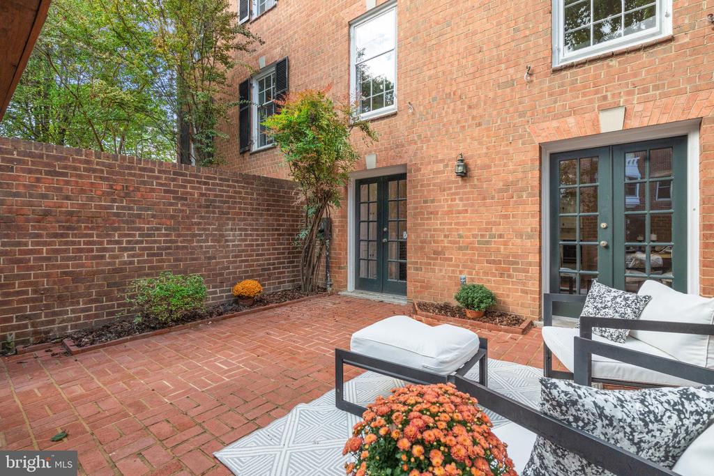 124 CAMERON MEWS