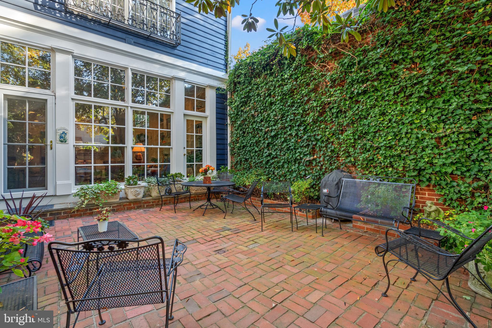 802 DUKE STREET