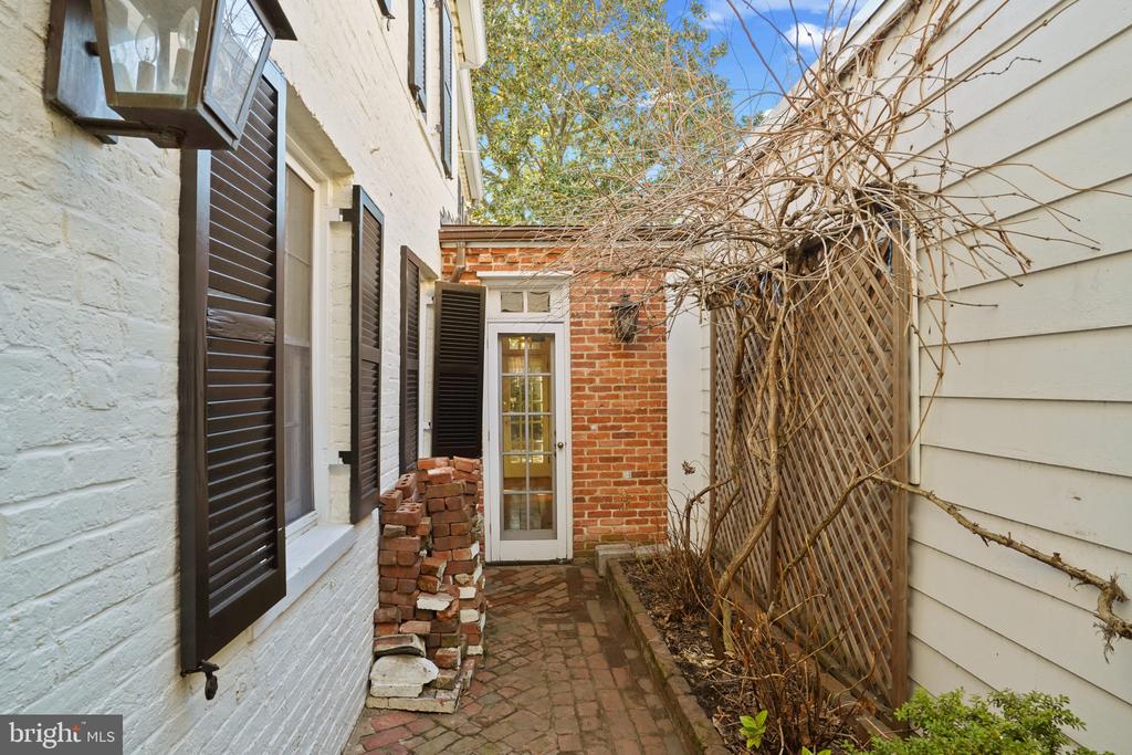 304 DUKE STREET