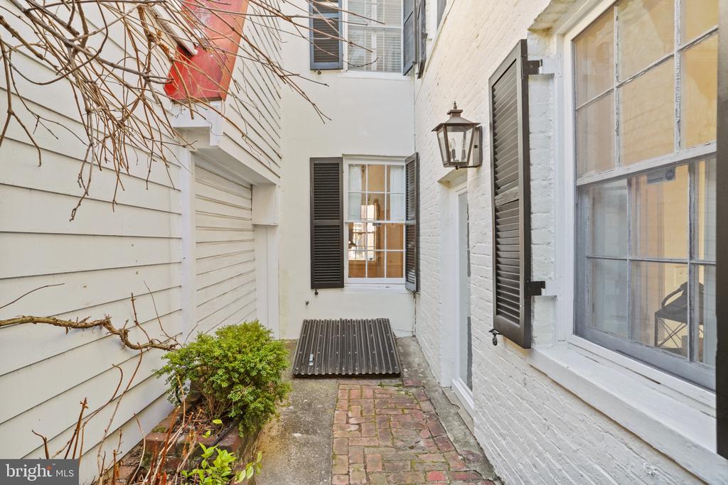 304 DUKE STREET