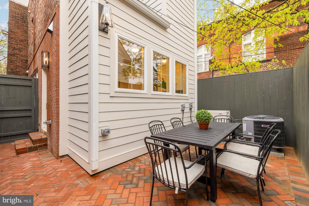 309 DUKE STREET