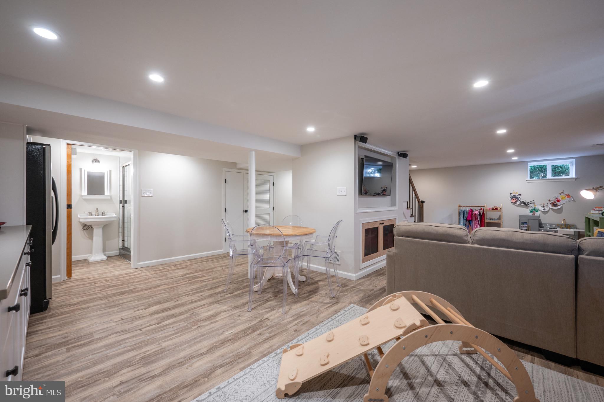 401 E CUSTIS AVENUE