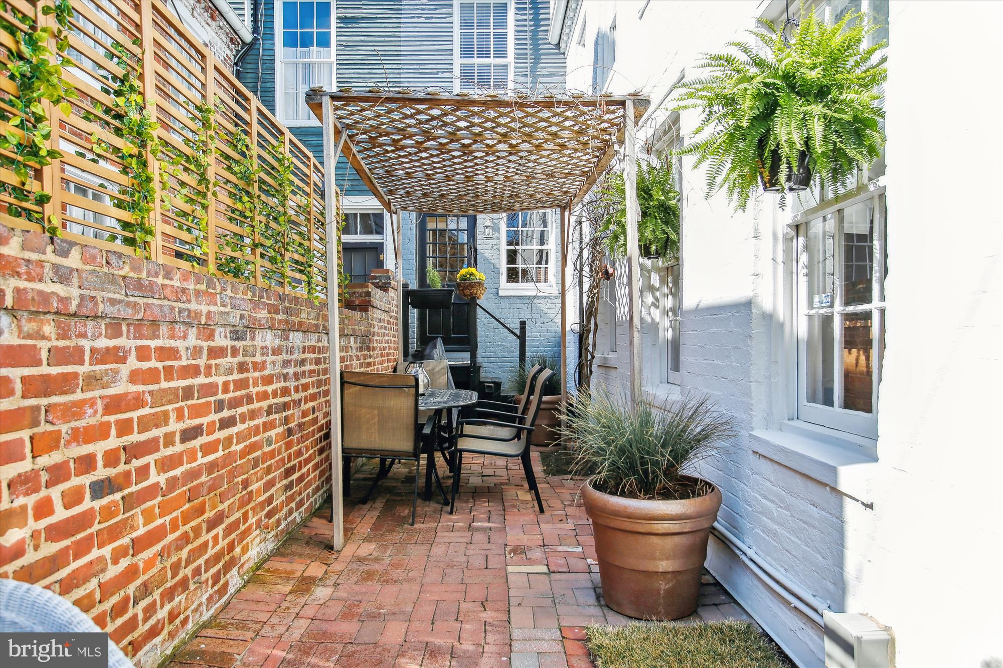 305 N WASHINGTON STREET