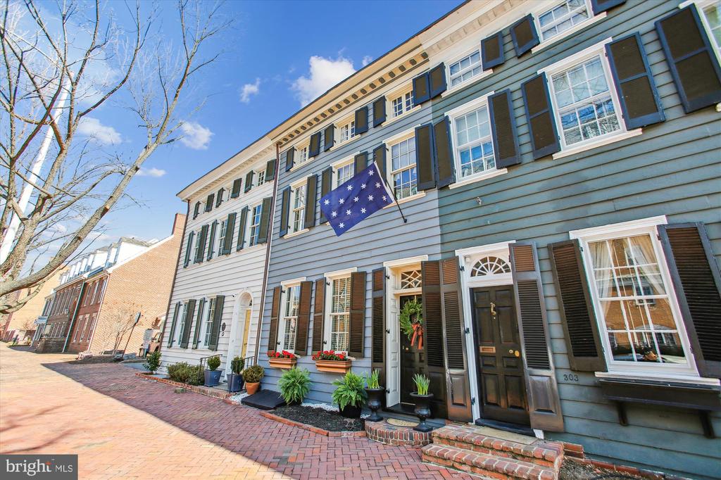 305 N WASHINGTON STREET