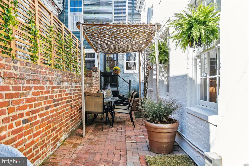 305 N WASHINGTON STREET