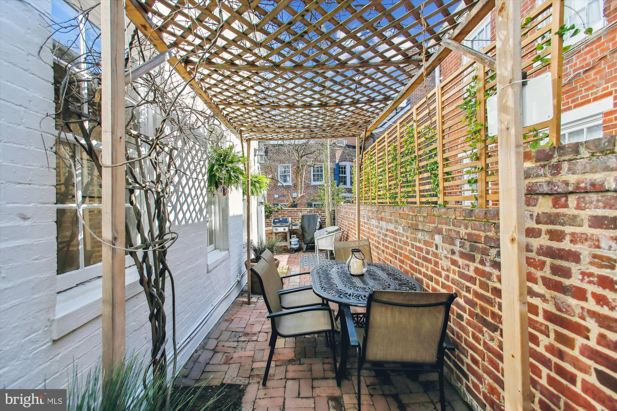305 N WASHINGTON STREET