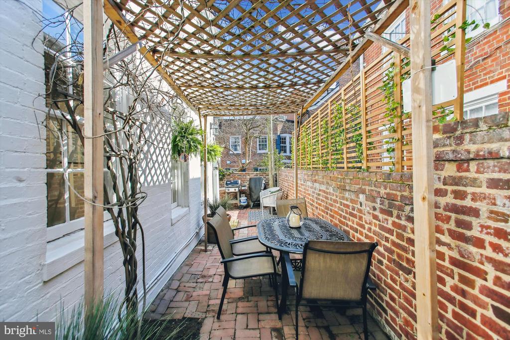 305 N WASHINGTON STREET